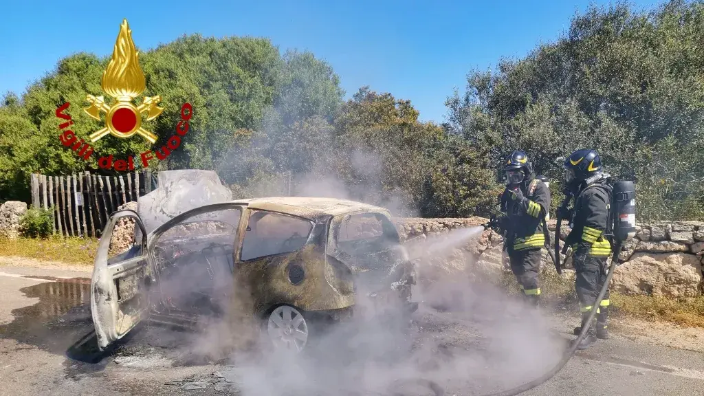 Oristano. Incendio auto a Putzu Idu: intervento tempestivo dei Vigili del Fuoco