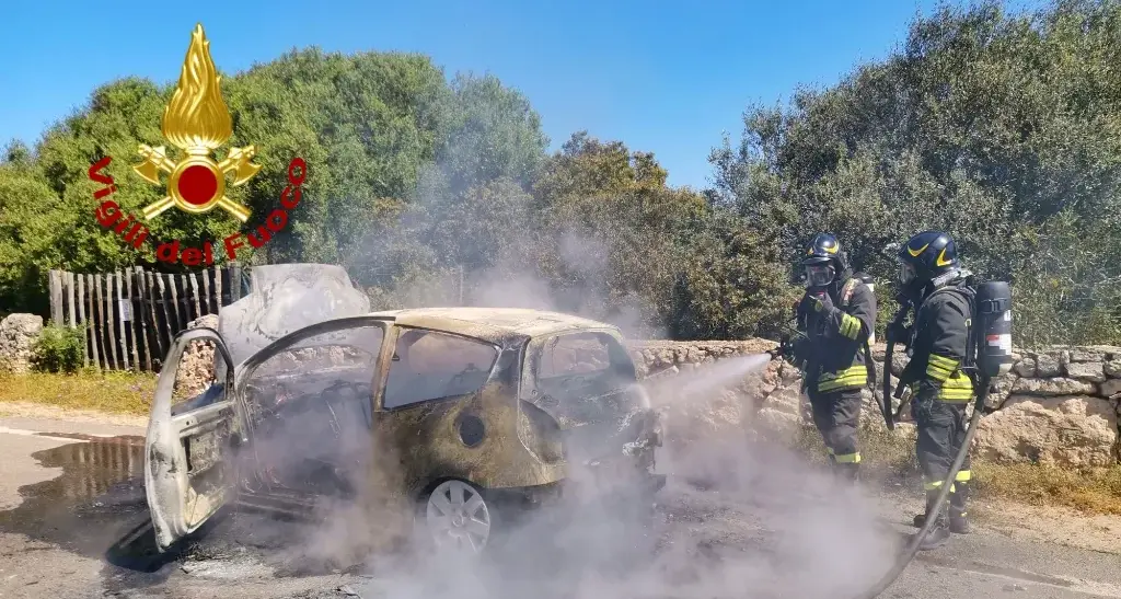 Oristano. Incendio auto a Putzu Idu: intervento tempestivo dei Vigili del Fuoco
