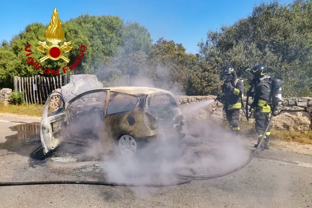 Oristano. Incendio auto a Putzu Idu: intervento tempestivo dei Vigili del Fuoco