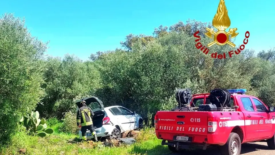 Scontro sulla Provinciale 23 a Ghilarza: auto finisce fuori strada