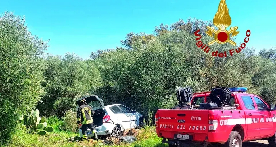 Scontro sulla Provinciale 23 a Ghilarza: auto finisce fuori strada