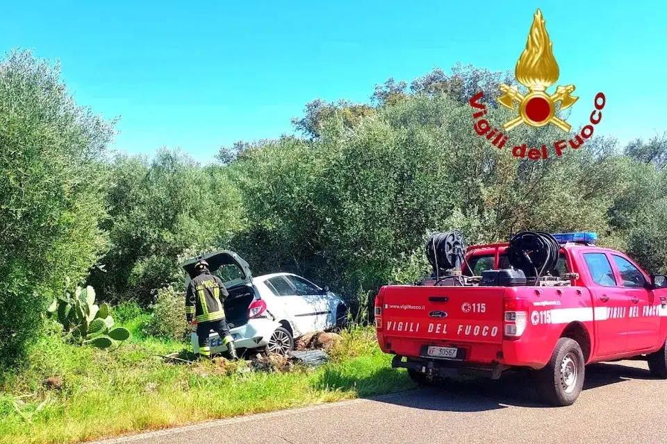 Scontro sulla Provinciale 23 a Ghilarza: auto finisce fuori strada