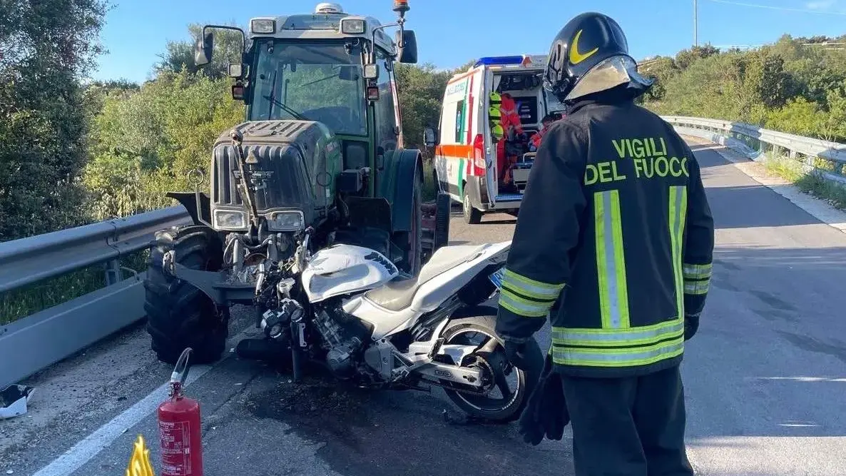 Scontro frontale tra Loiri e Padru: moto contro un trattore, ferito un centauro