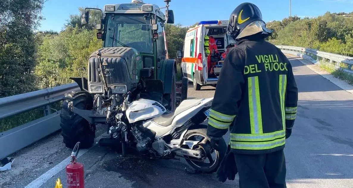 Scontro frontale tra Loiri e Padru: moto contro un trattore, ferito un centauro