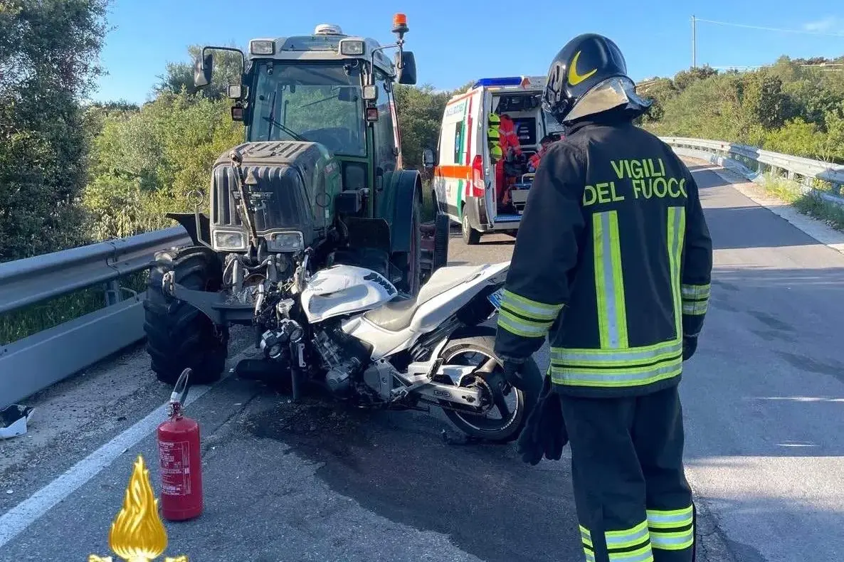 Scontro frontale tra Loiri e Padru: moto contro un trattore, ferito un centauro