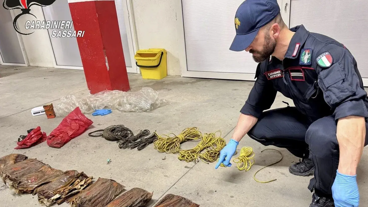 Allarme a Telti: rinvenuto esplosivo abbandonato tra le sterpaglie, intervengono gli artificieri