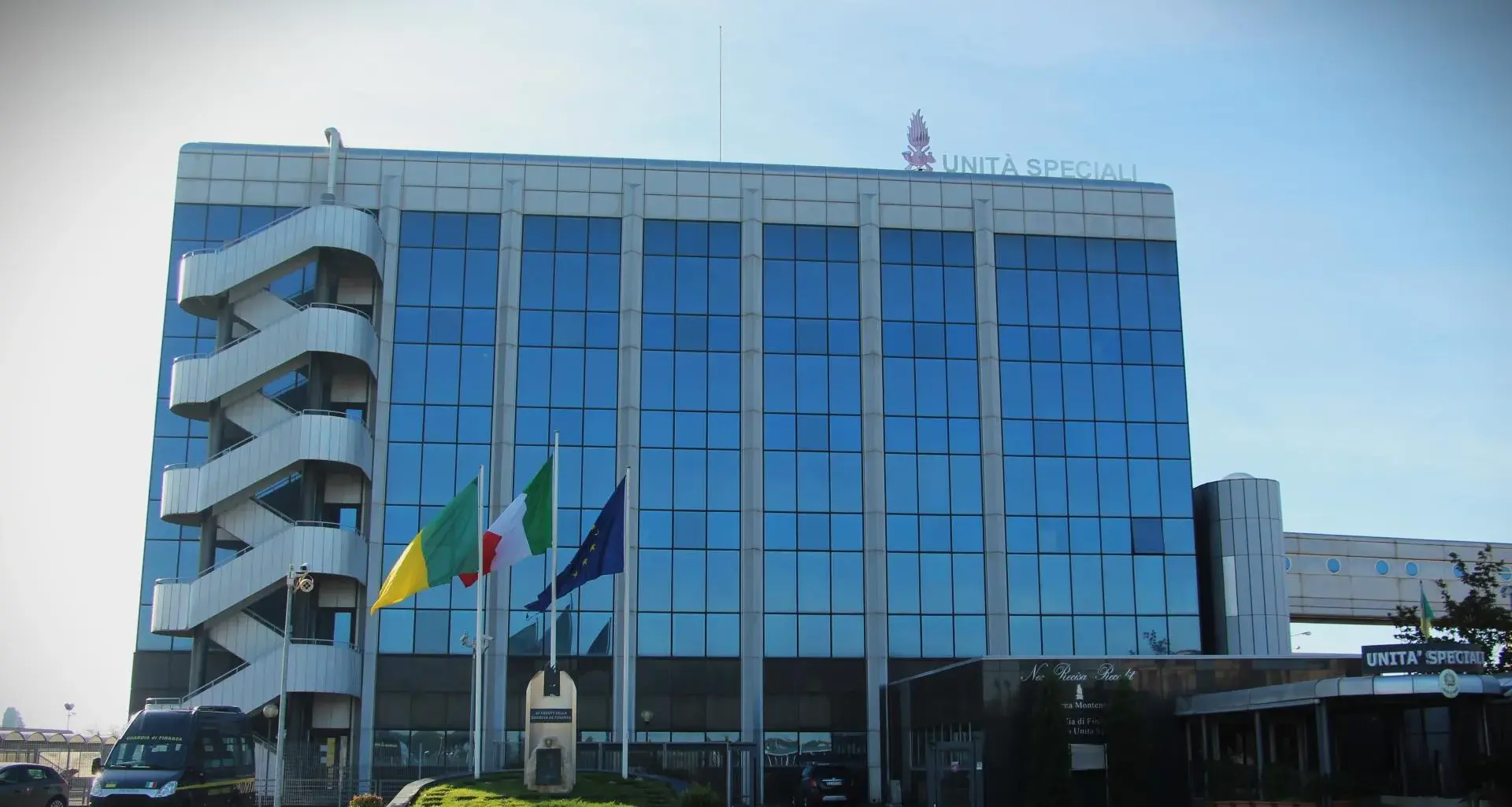 Champions League nel mirino: stretta della Guardia di Finanza sullo streaming illegale nei locali