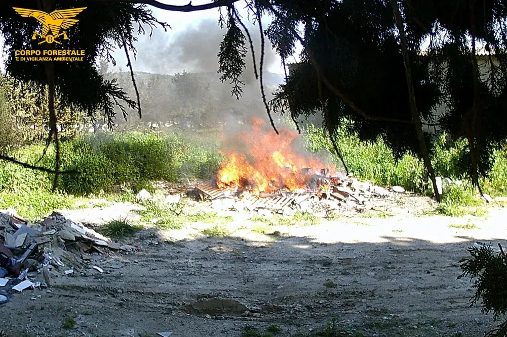 Rifiuti pericolosi nelle campagne di Maracalagonis: scattano denunce e sequestri