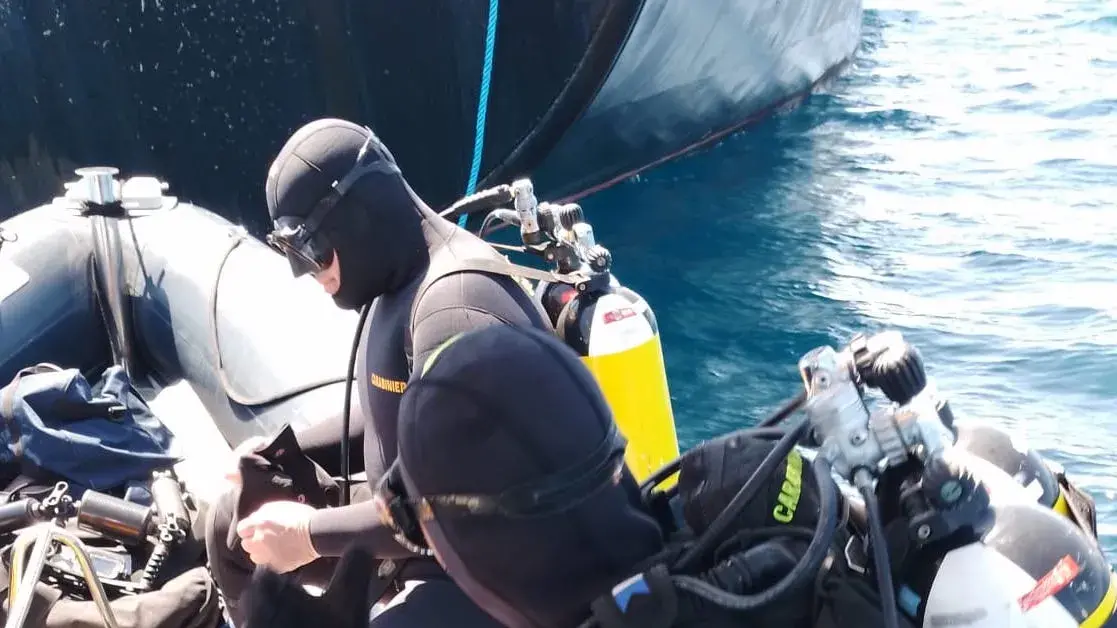 Nave alla deriva tra i cavi a Sant’Antioco, intervento dei Carabinieri subacquei
