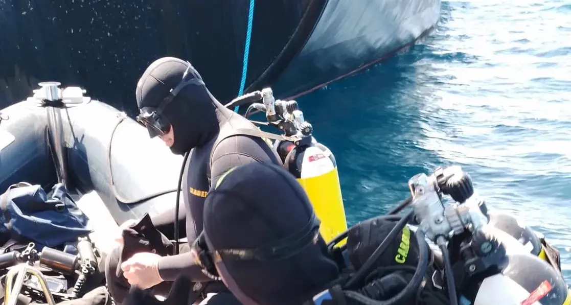 Nave alla deriva tra i cavi a Sant’Antioco, intervento dei Carabinieri subacquei