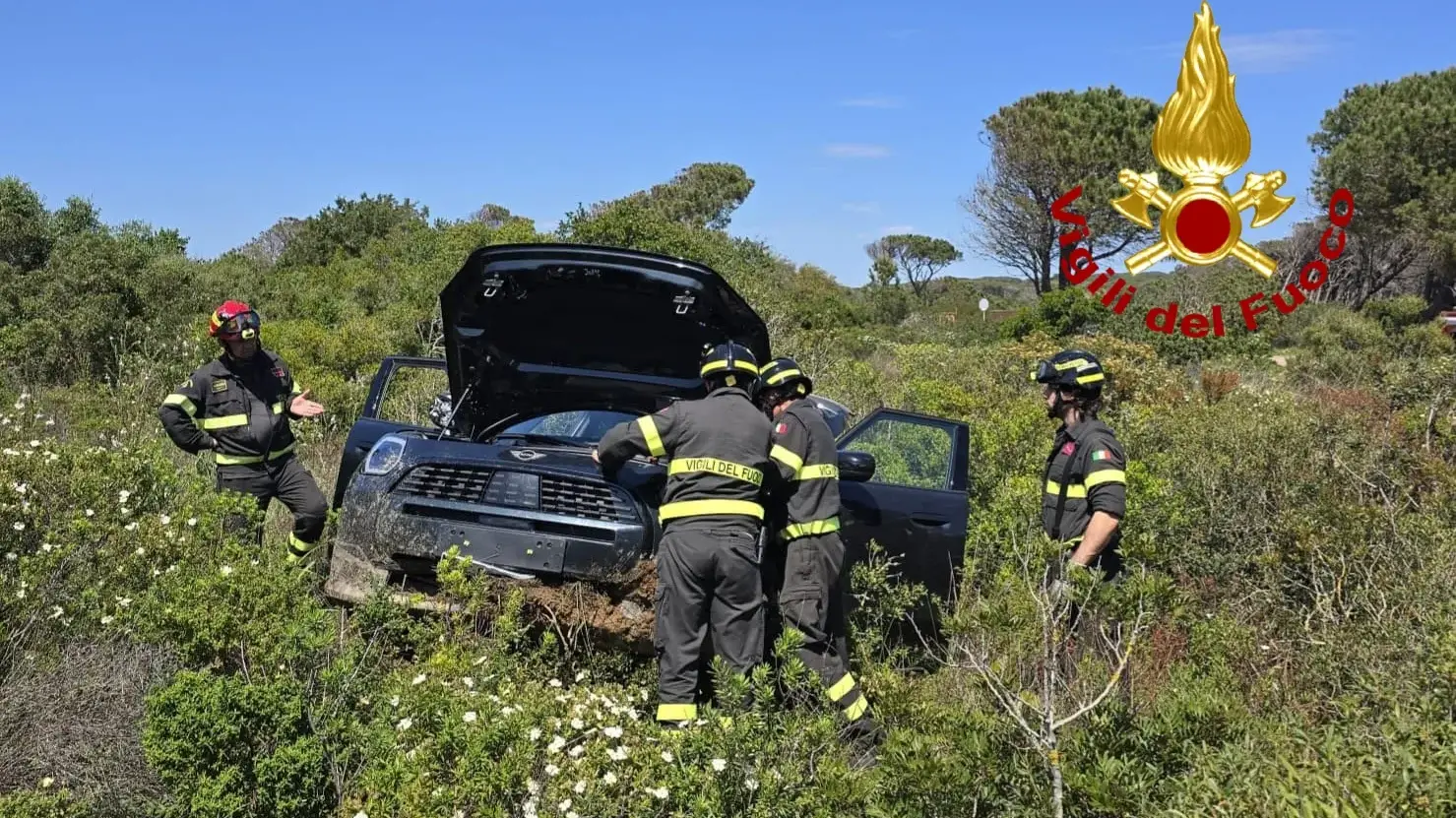 Caprera, auto esce di strada e finisce tra i cespugli: tanta paura ma tutti illesi
