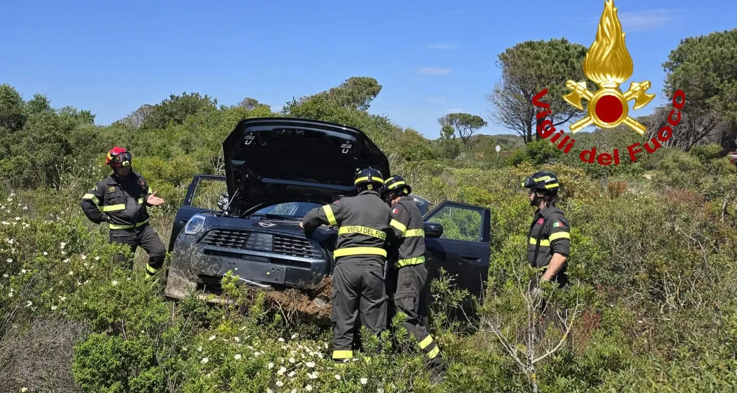 Caprera, auto esce di strada e finisce tra i cespugli: tanta paura ma tutti illesi