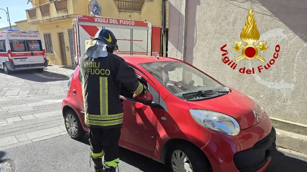 Incidente stradale a Zeddiani: conducente intrappolato tra le lamiere