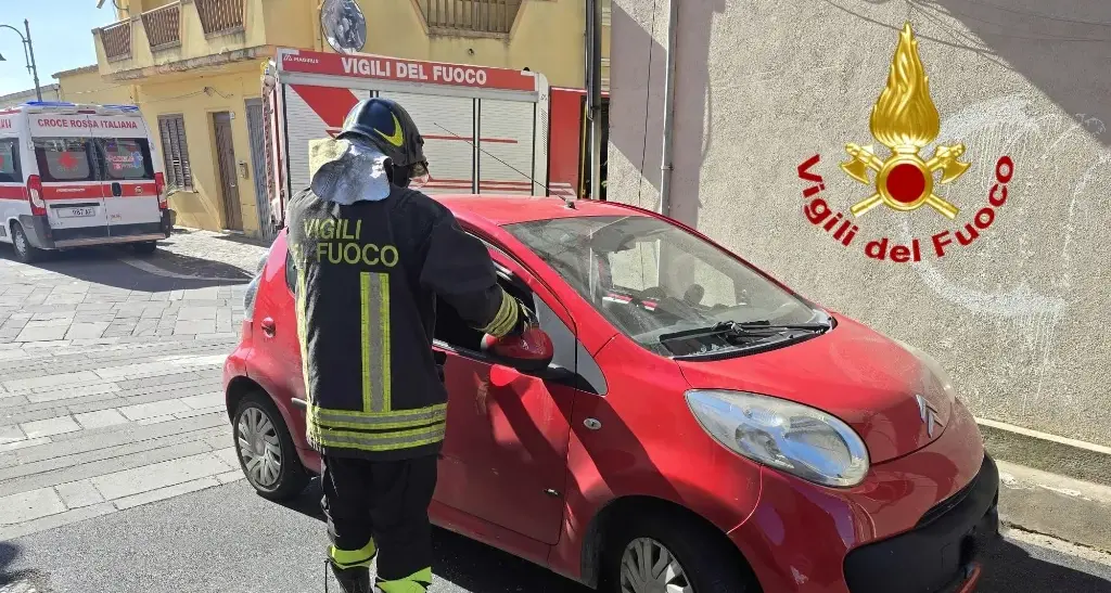 Incidente stradale a Zeddiani: conducente intrappolato tra le lamiere