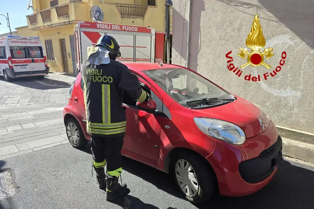 Incidente stradale a Oristano: conducente intrappolato tra le lamiere