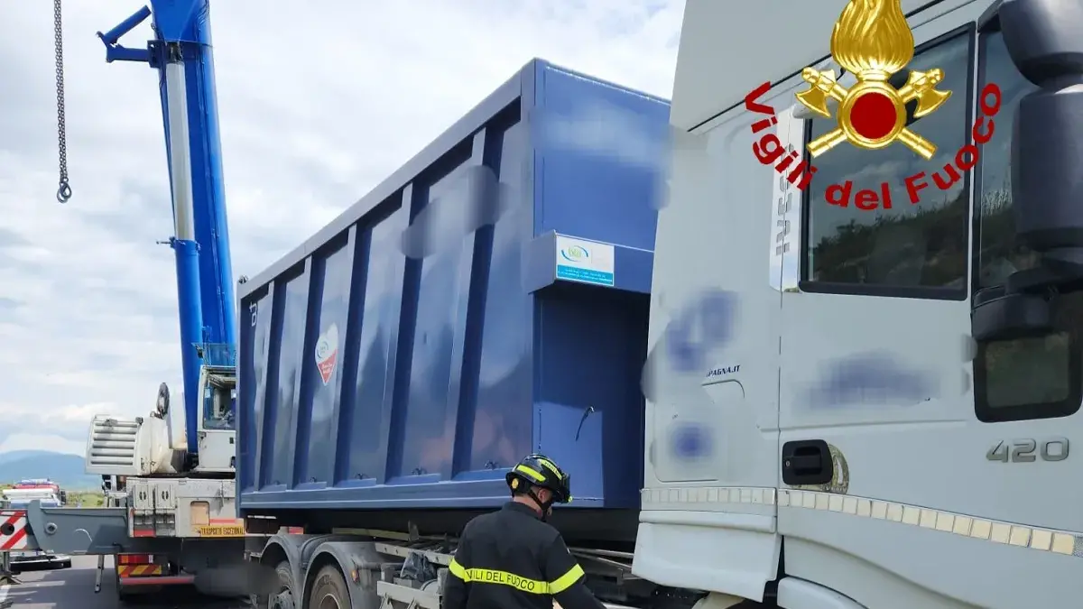 Camion si ribalta sulla SP63 a Mores: un ferito