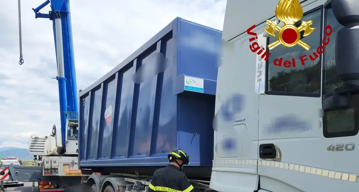 Camion si ribalta sulla SP63 a Mores: un ferito