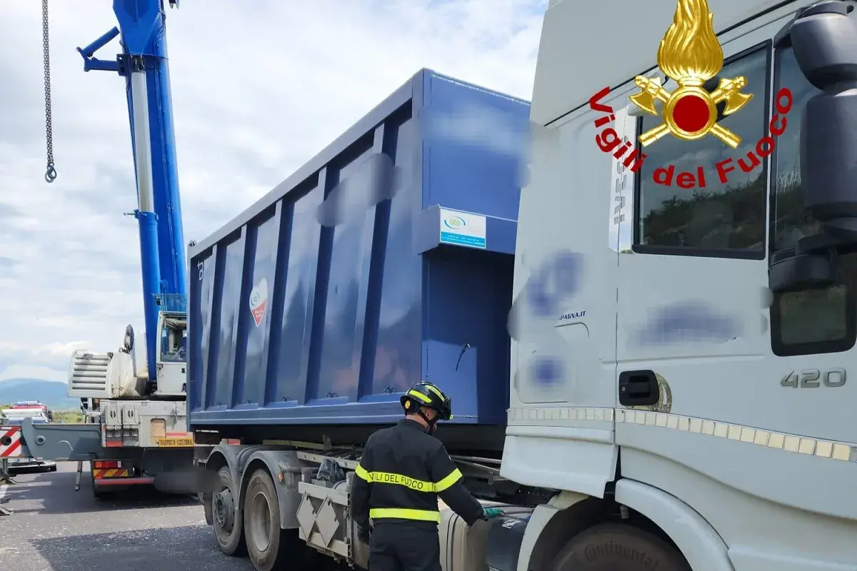 Camion si ribalta sulla SP63 a Mores: un ferito