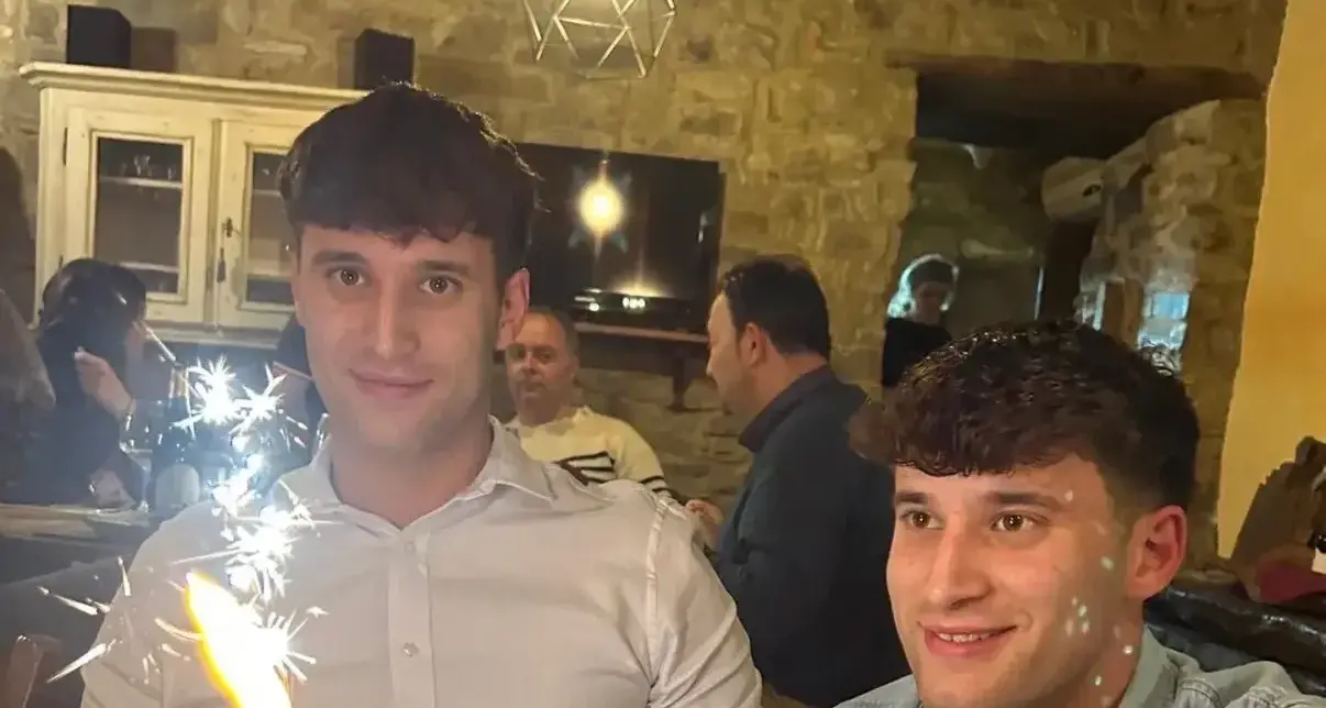 Due gemelli di 22 anni perdono la vita per una scarica elettrica: tragedia a Magione