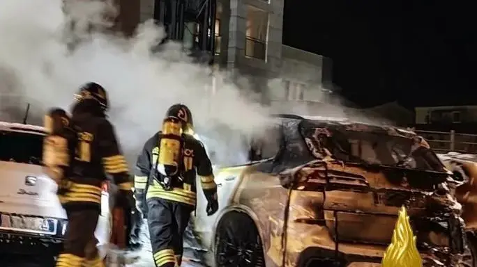 Incendio nel parcheggio di un albergo a Olbia: tre auto in fiamme