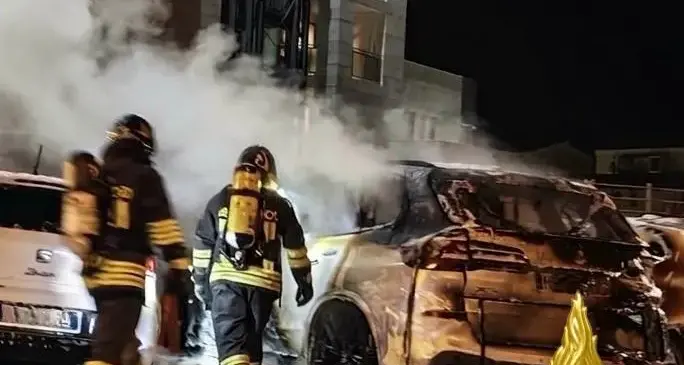 Incendio nel parcheggio di un albergo a Olbia: tre auto in fiamme