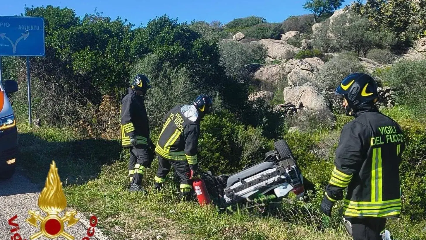 Auto si ribalta sulla strada tra Aglientu e Luogosanto: quattro persone soccorse dal 118