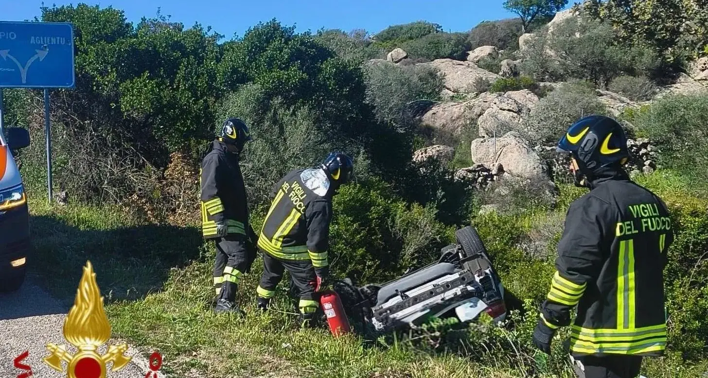 Auto si ribalta sulla strada tra Aglientu e Luogosanto: quattro persone soccorse dal 118
