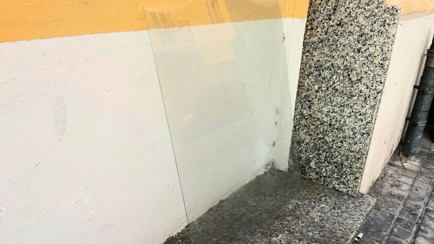 Alghero. Inciviltà e rischio per bambini: lastra di vetro abbandonato in strada, “portatela via voi”