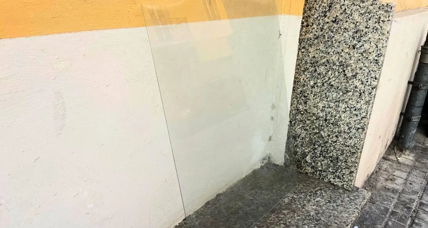 Alghero. Inciviltà e rischio per bambini: lastra di vetro abbandonato in strada, “portatela via voi”