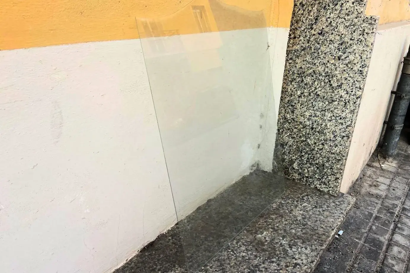 Alghero. Inciviltà e rischio per bambini: lastra di vetro abbandonato in strada, “portatela via voi”